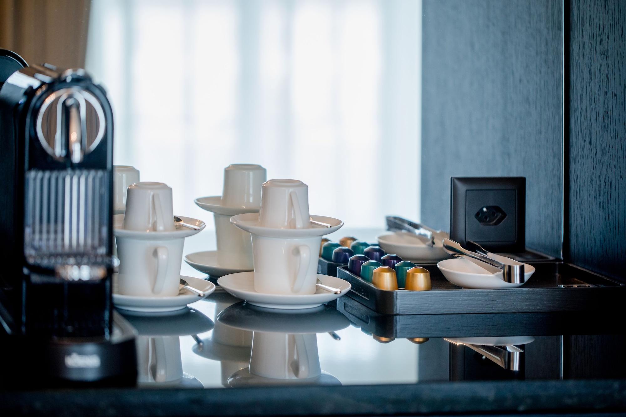 Hotel Schweizerhof Bern & Spa Exterior foto A Nespresso machine in a hotel room