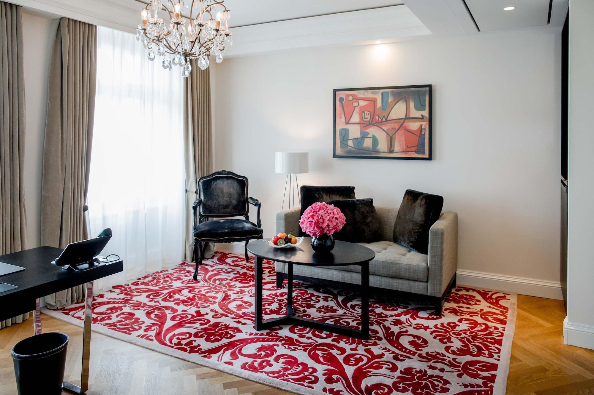 Hotel Schweizerhof Bern & Spa Exterior foto A suite at the Mandarin Oriental, Paris