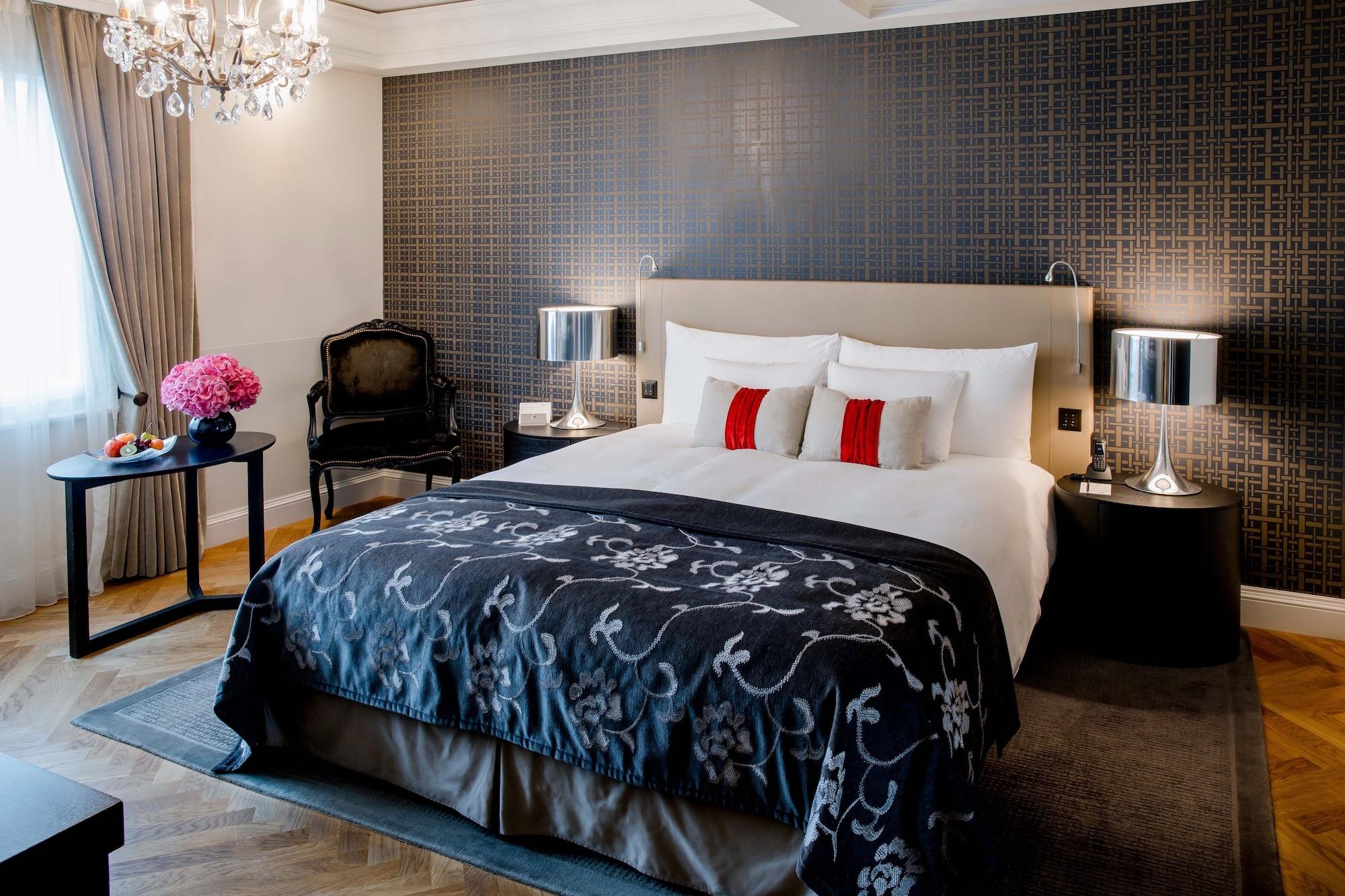Hotel Schweizerhof Bern & Spa Exterior foto A bedroom at the Mandarin Oriental, Paris