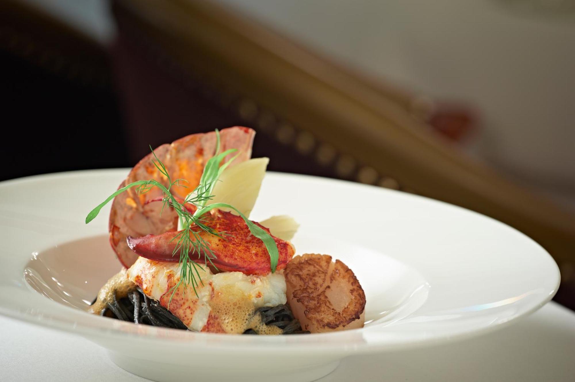 Hotel Schweizerhof Bern & Spa Exterior foto A seafood dish
