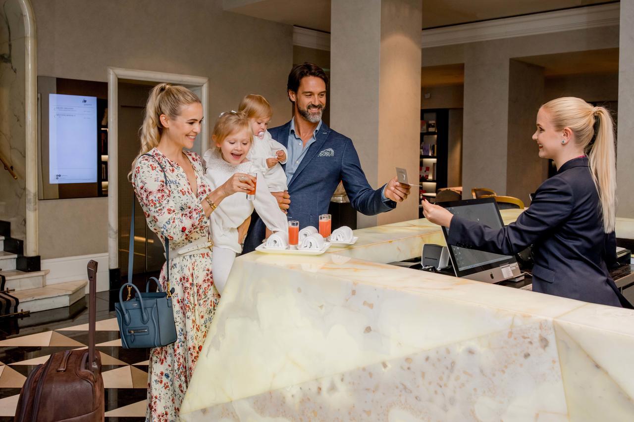 Hotel Schweizerhof Bern & Spa Exterior foto A family checking in at a hotel