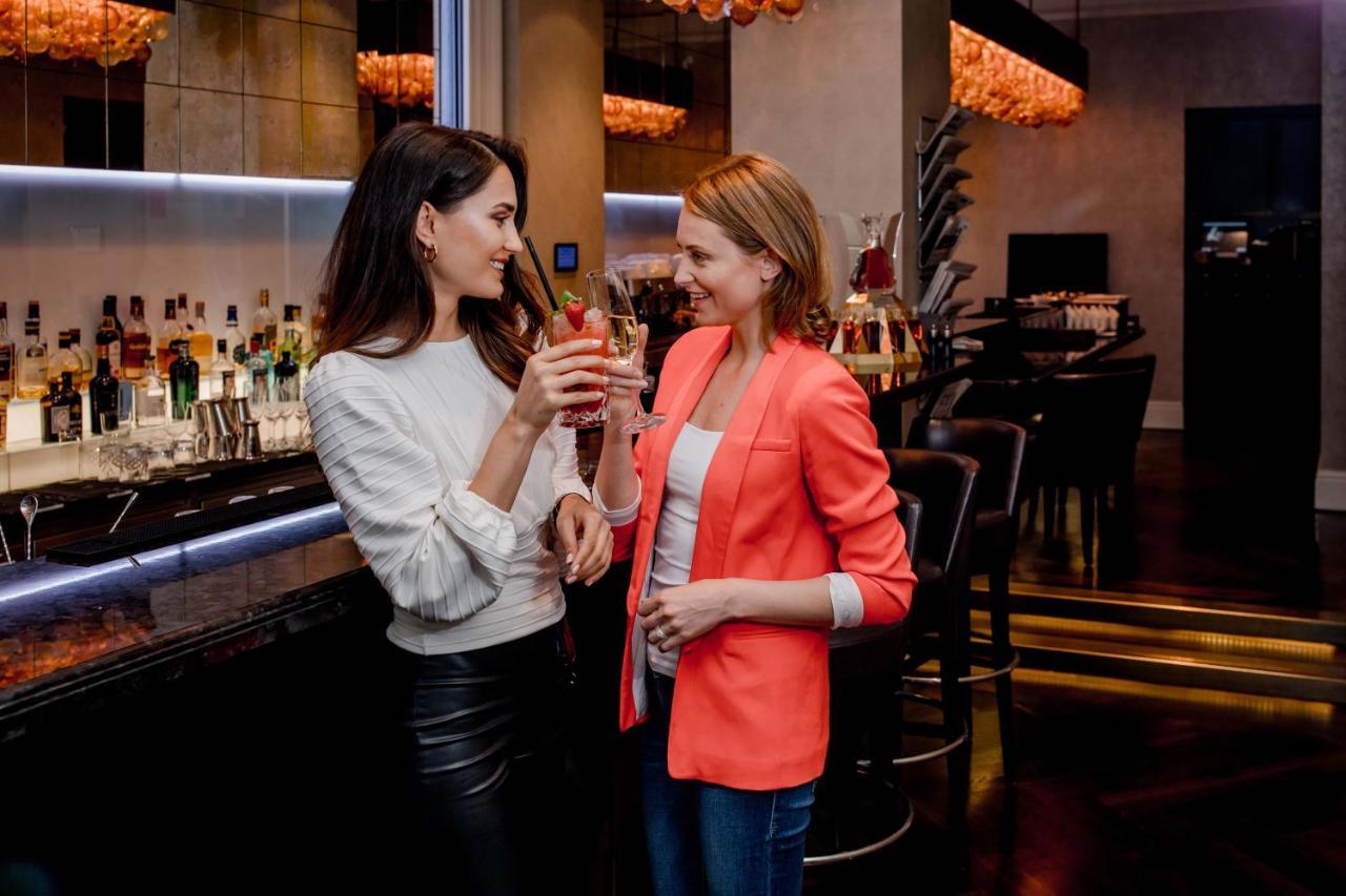 Hotel Schweizerhof Bern & Spa Exterior foto Two women socializing in a bar