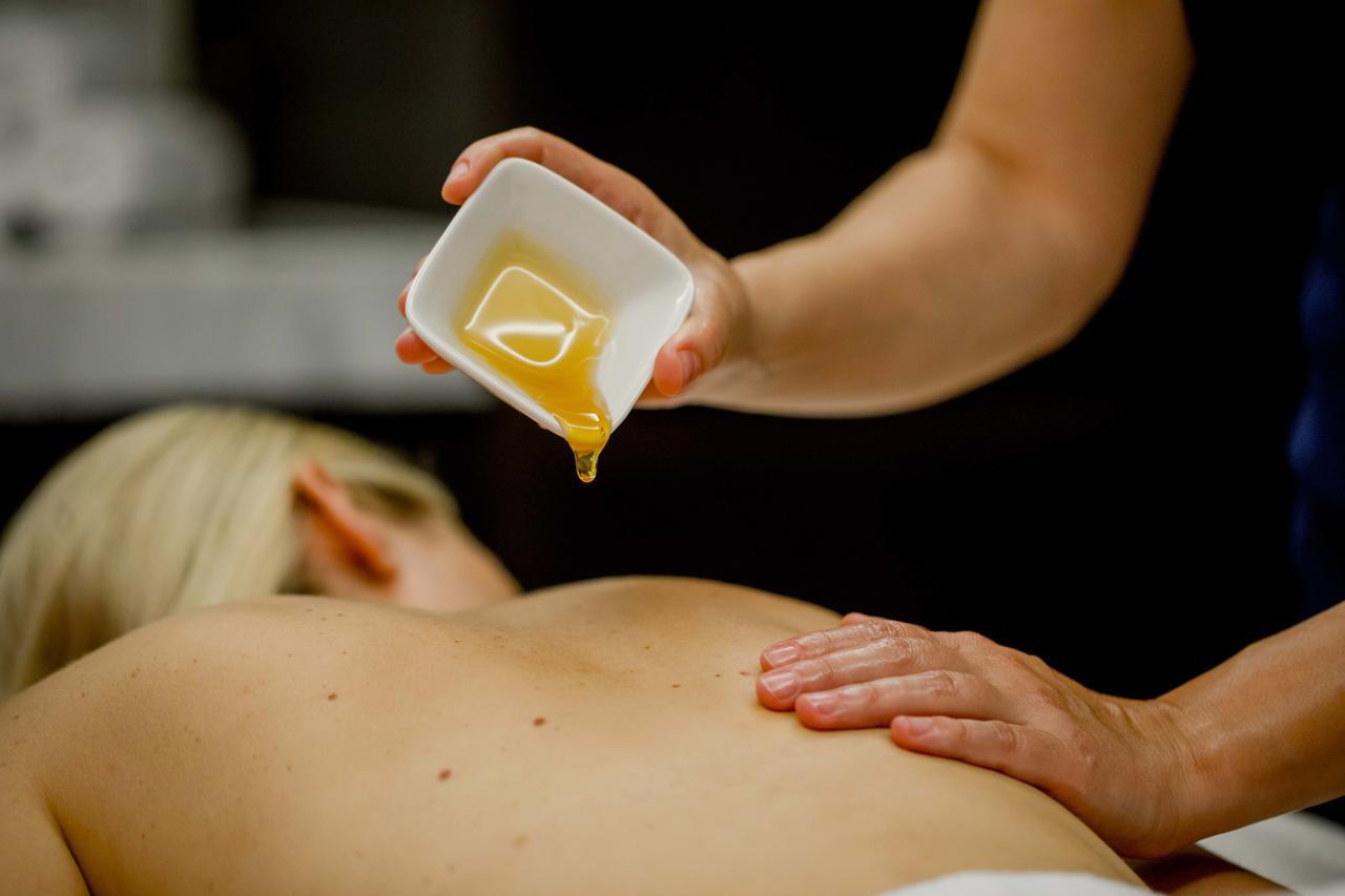 Hotel Schweizerhof Bern & Spa Exterior foto Massage with oil
