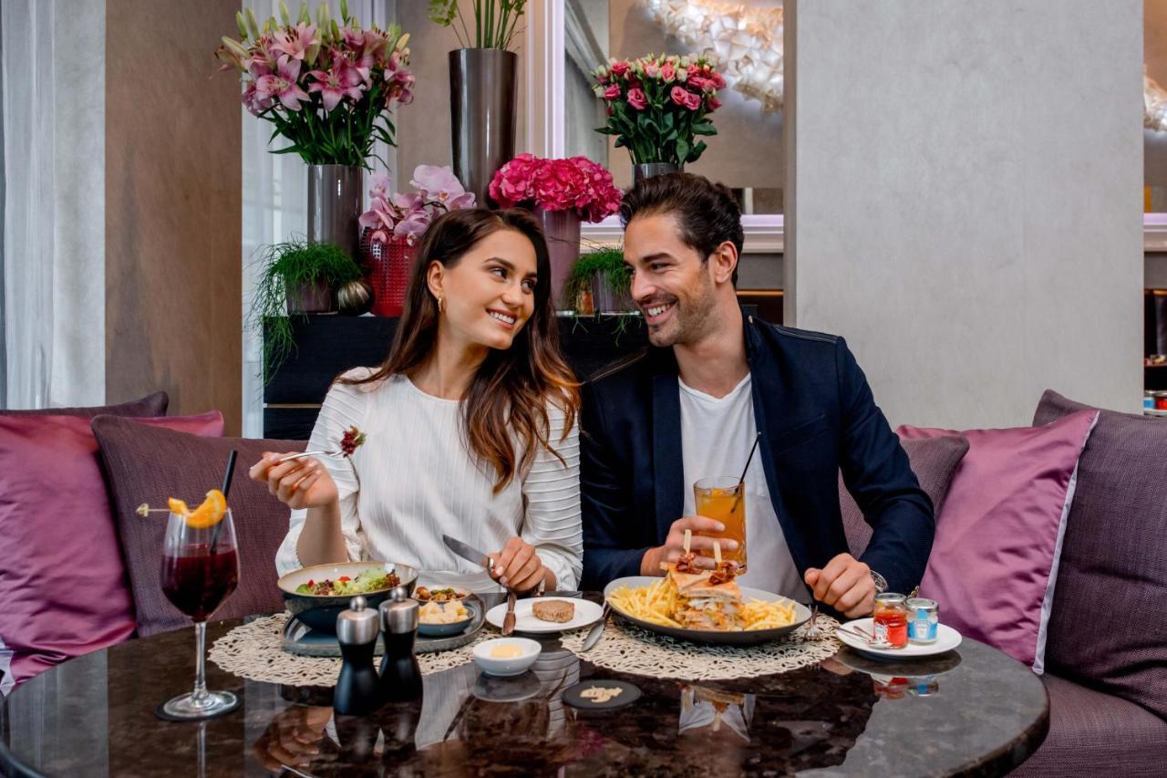Hotel Schweizerhof Bern & Spa Exterior foto A couple dining at the hotel