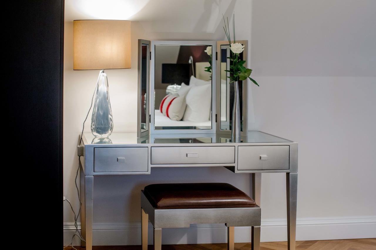 Hotel Schweizerhof Bern & Spa Exterior foto A dressing table