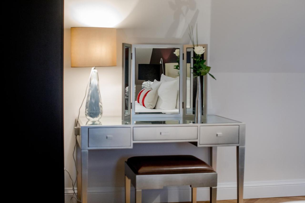 Hotel Schweizerhof Bern & Spa Exterior foto A dressing table
